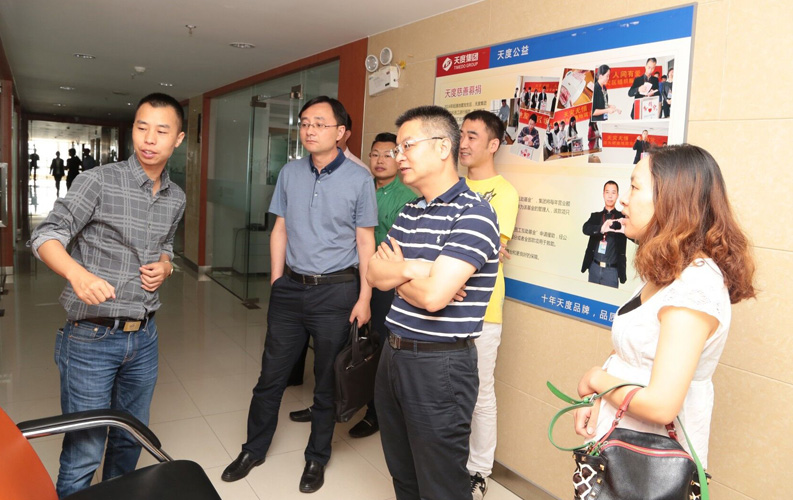 重庆市渝北区人民政府相关领导莅临云南绿茵体育集团考察，双方将于近日签订投资合同，绿茵体育集团将在重庆投资设立控股子公司和200人规模的技术研发基地