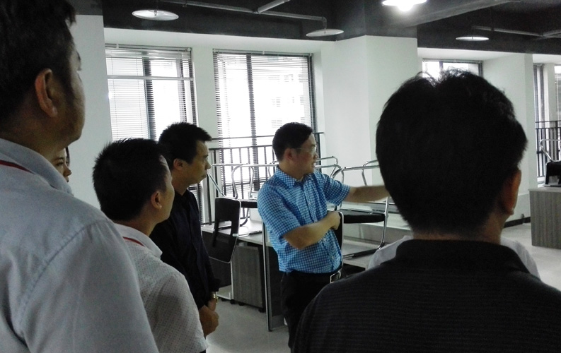 赖区长鼓励重庆绿茵体育网络公司要多进行创新，并就绿茵体育未来发展方向做出重要指示。