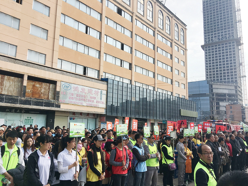 2017年3月5日，是我国第54个学雷锋纪念日。3月份的春天万物复苏，百花齐放。阳光透过淡薄的云层照耀着大地，它的万道金光愉快地普照着万物。春风拂面,是那么清柔,那么亲切,就像是雷锋的精神一直温暖着、鼓舞着绿茵体育!