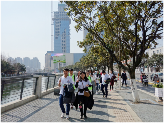 一路上，志愿者把“学雷锋践行动 树新风做好事 做志愿者”的精神传扬到大街小巷，把雷锋为人民服务的志愿精神带到城市的每个角落。